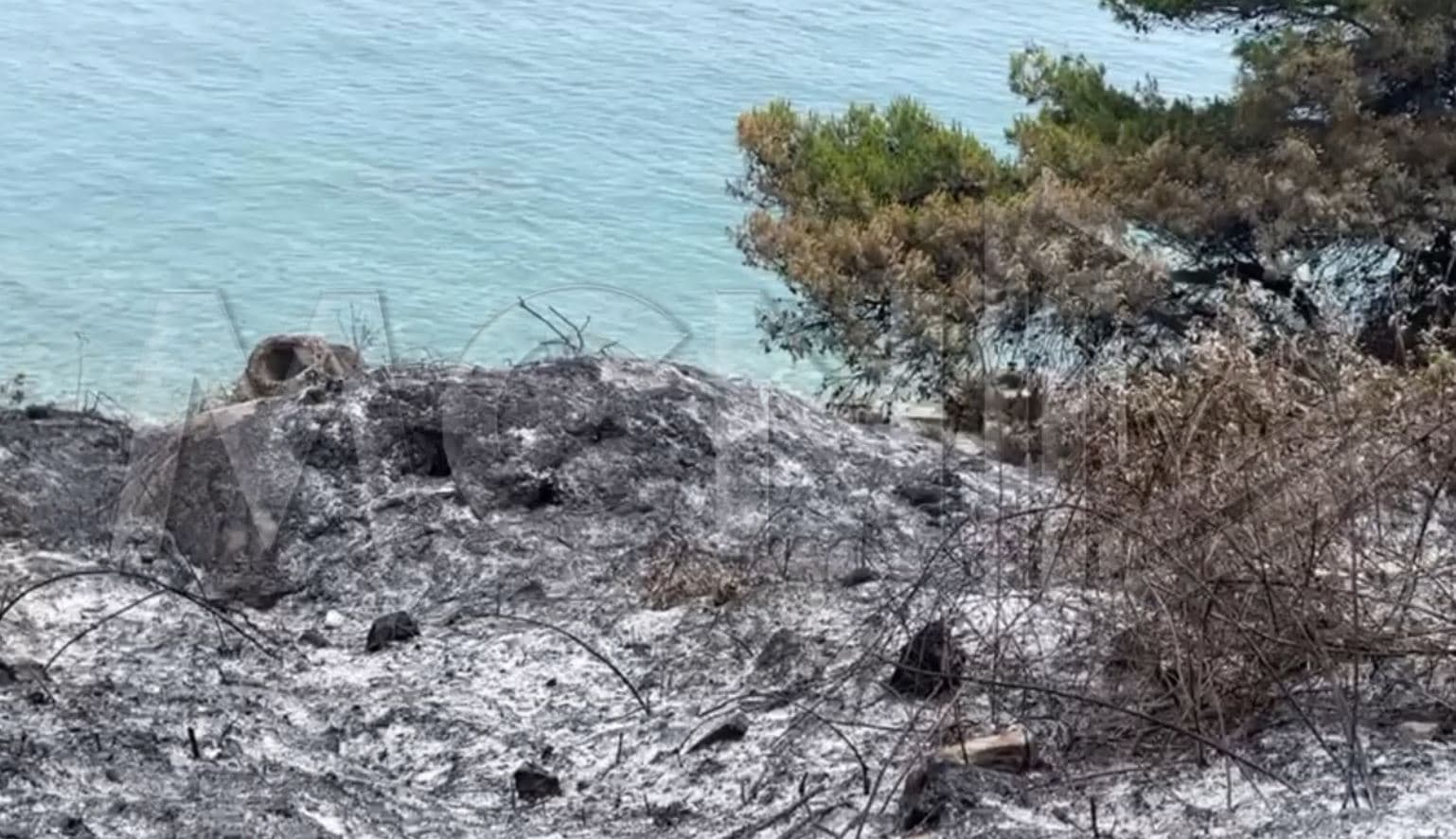 Katër ditë betejë me flakët, pamjet e asaj që mbeti pas nga zjarri në Sazan (Video)
