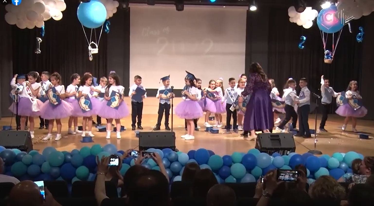 Emocionet në festën e ABC-së/ Fëmijët e shkollës “Vasil Shanto” në ditën e Abetares (VIDEO)