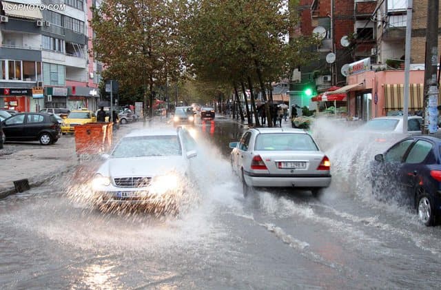       Pas përmbytjes, disa lagje të Tiranës pa energji elektrike