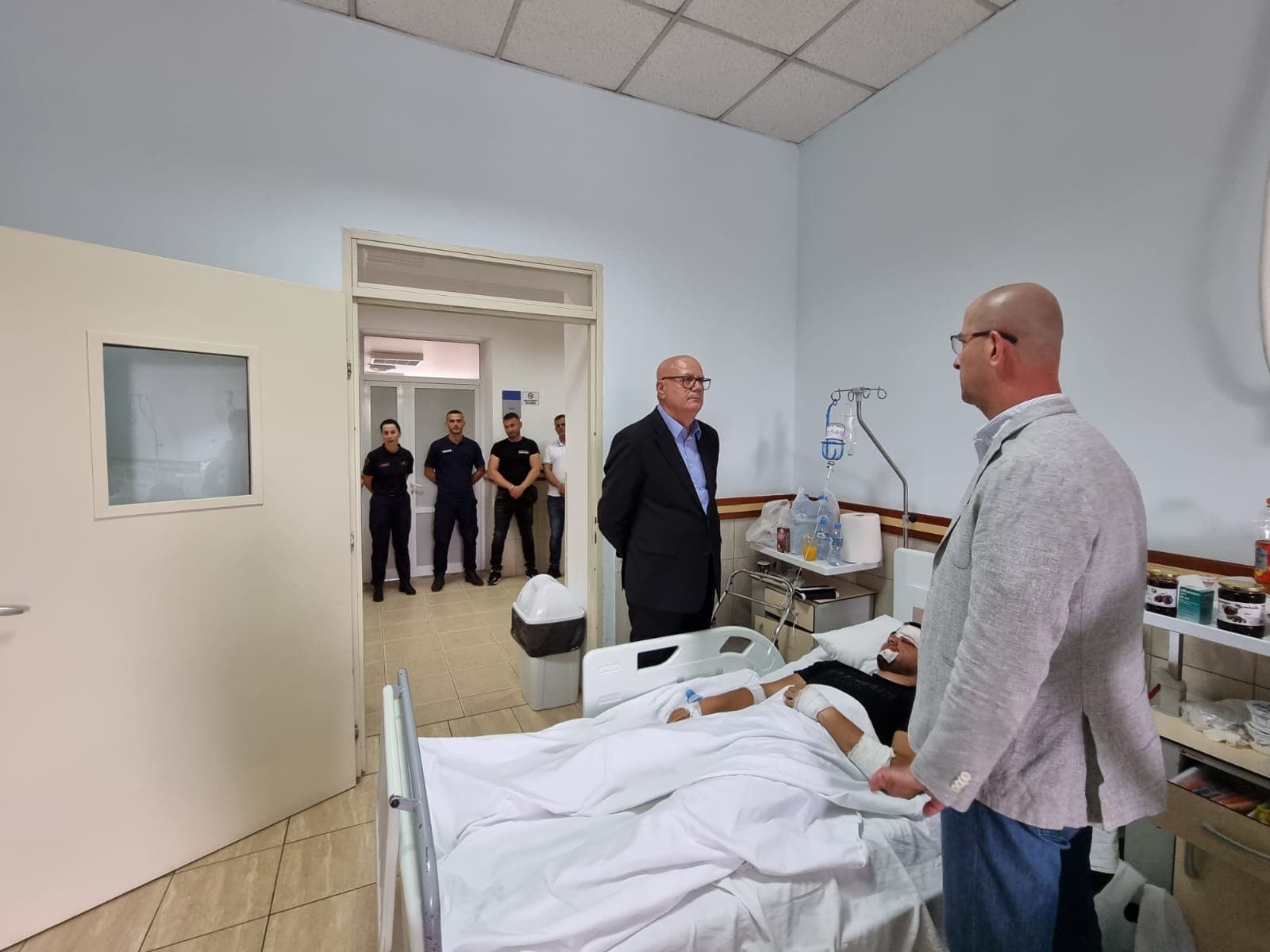U përplas me makinë nga një person i armatosur, drejtuesit e policisë vizitojnë efektivin në spital