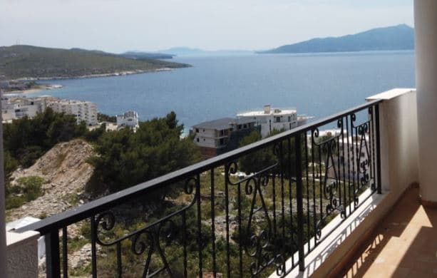 Sarandë, holandezi gjendet i pajetë në ballkonin e banesës