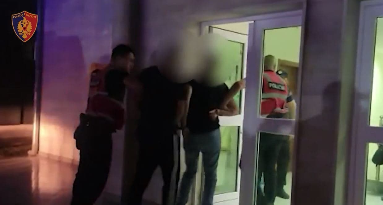 Video/ Transportonin 11 emigrantë kundrejt fitimit, tre të arrestuar në Fier
