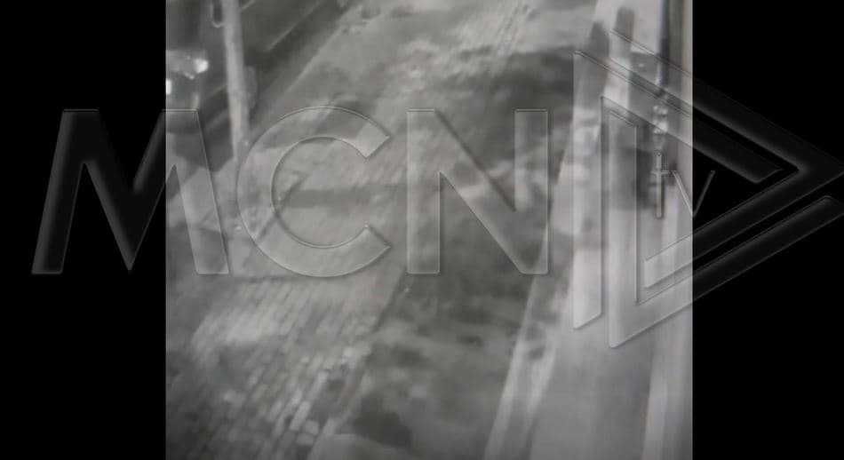 Video/ Përplasi dy efektivë me makinë, momenti kur policët e ndjekin pas tentativës për t’ia mbathur