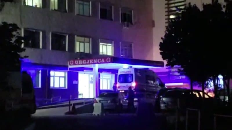 Të rinjtë konfliktohen në Vlorë për motive të dobëta, tre persona përfundojnë në spital