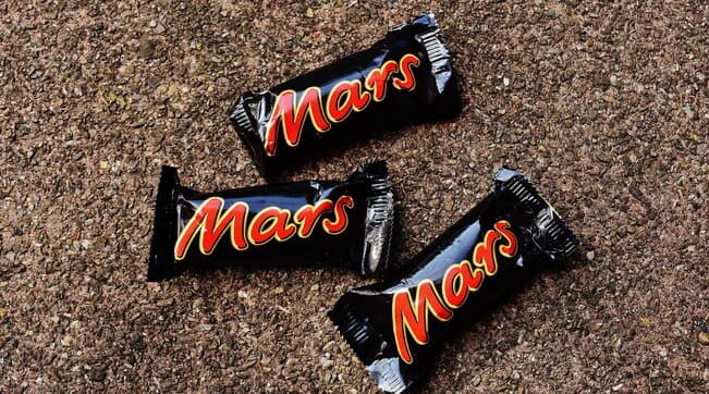 Punonjësit e Mars bien në një vaskë me çokollatë, shpëtohen nga zjarrfikësit