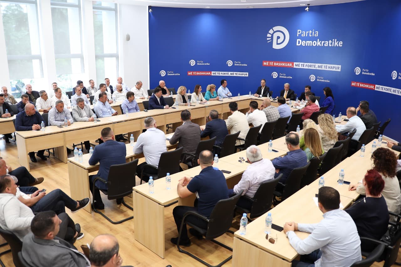 Berisha mbledh kryetarët e degëve: Alibeaj ‘bilbion’ ashtu siç i thotë Rama