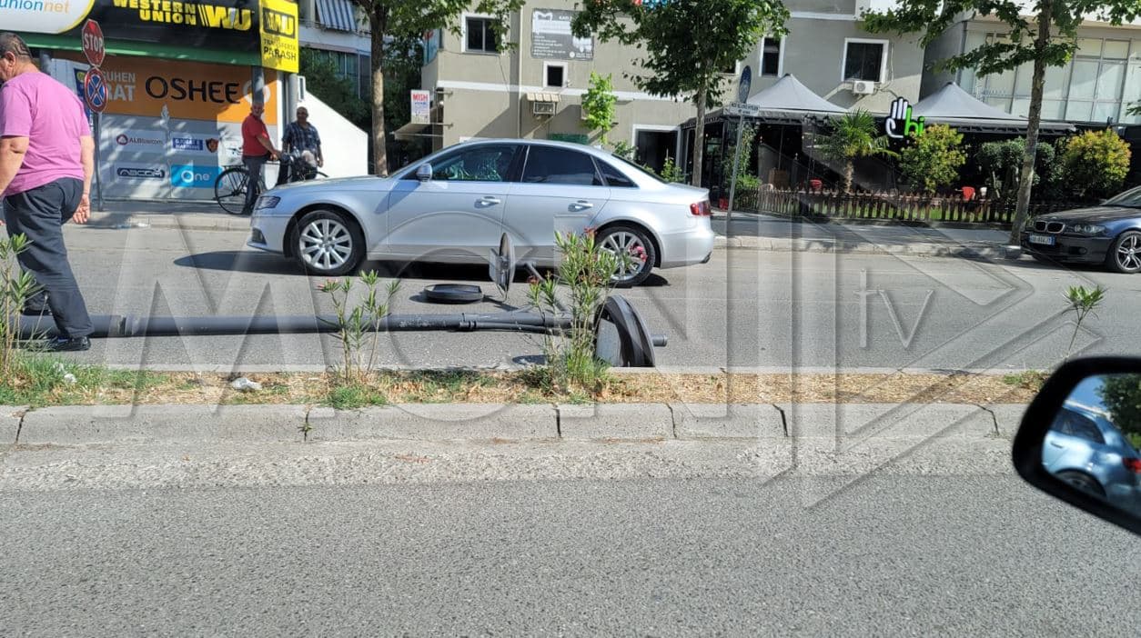 Elbasan, makina del nga rruga dhe përplaset me shtyllën e ndriçimit