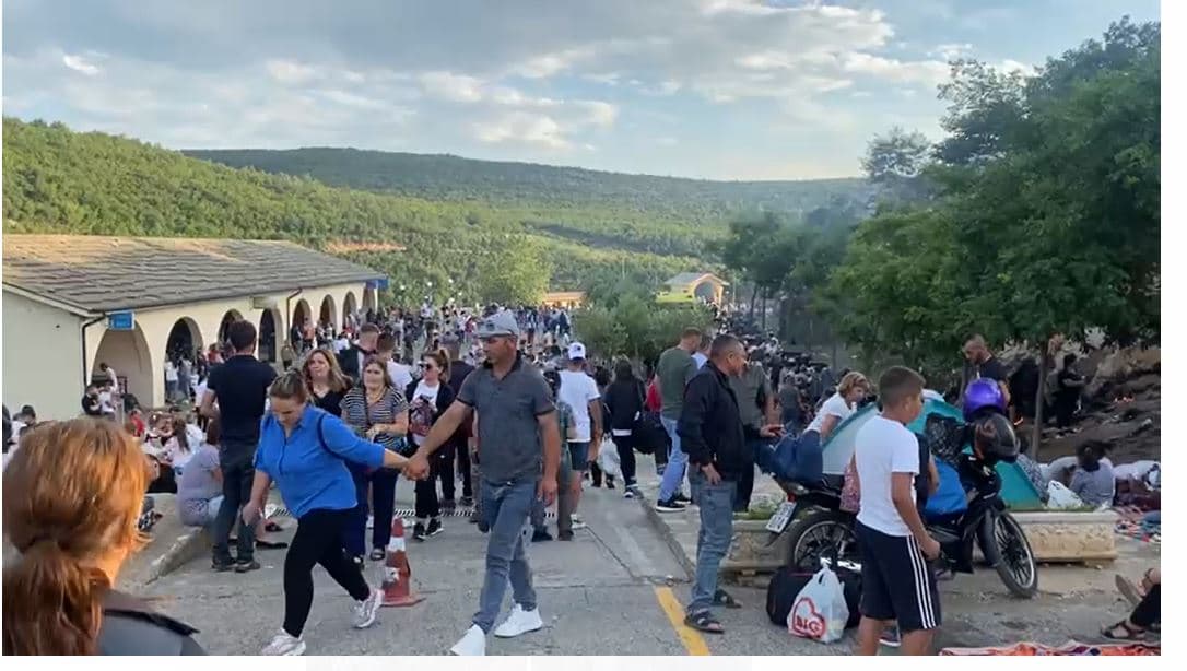 Mijëra pelegrinë mblidhen në kishën e Laçit (VIDEO)