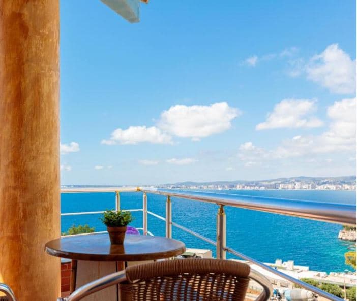 Bie nga ballkoni i hotelit në Vlorë një vajzë, hetohet djali që ishte me të/ I gjendet kanabis dhe ekstazi