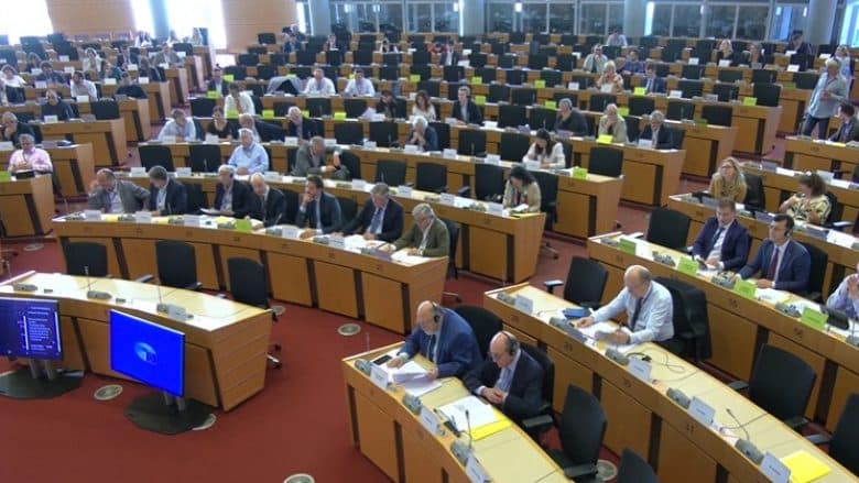 Komisioni për Punë të Jashtme i PE miraton Raportin për Kosovën, thirrje për heqjen e vizave
