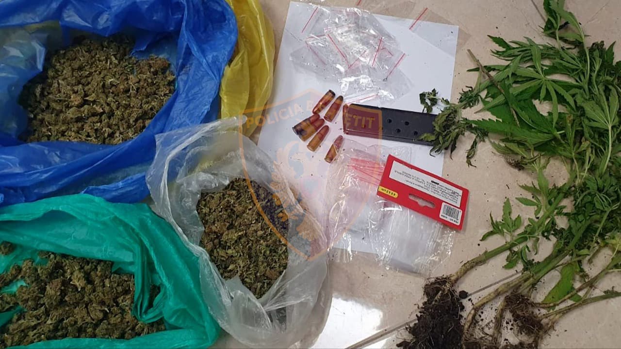 Sekuestrohen drogë e municione/ Arrestohen babë e bir në Tiranë, procedohet djali i mitur