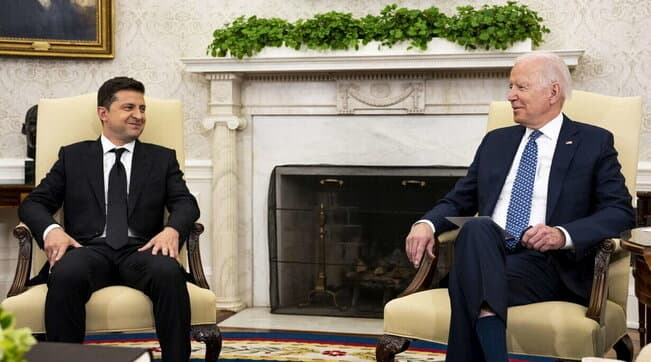 Biden telefonatë me Zelenskyn: 1 miliard dollarë ndihmë, përfshirë artilerinë