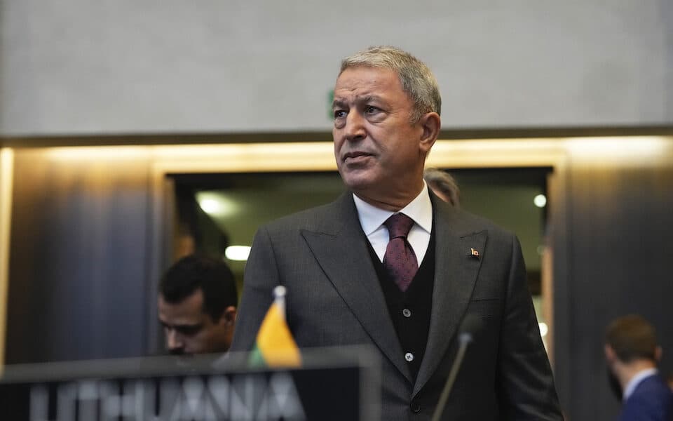 Replika të ashpra mes deputetëve grekë dhe ministrit turk të Mbrojtjes