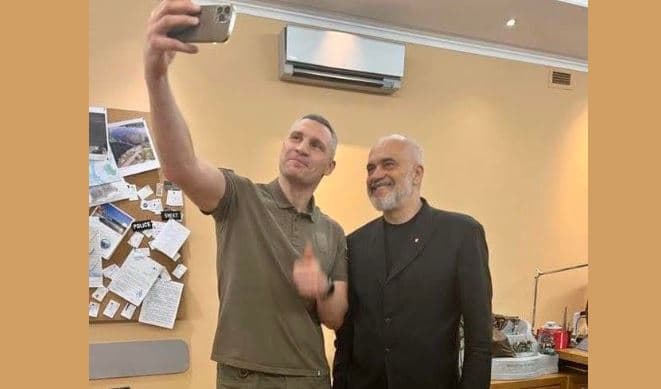 Rama takon në Ukrainë ish-kampionin e botës në boks