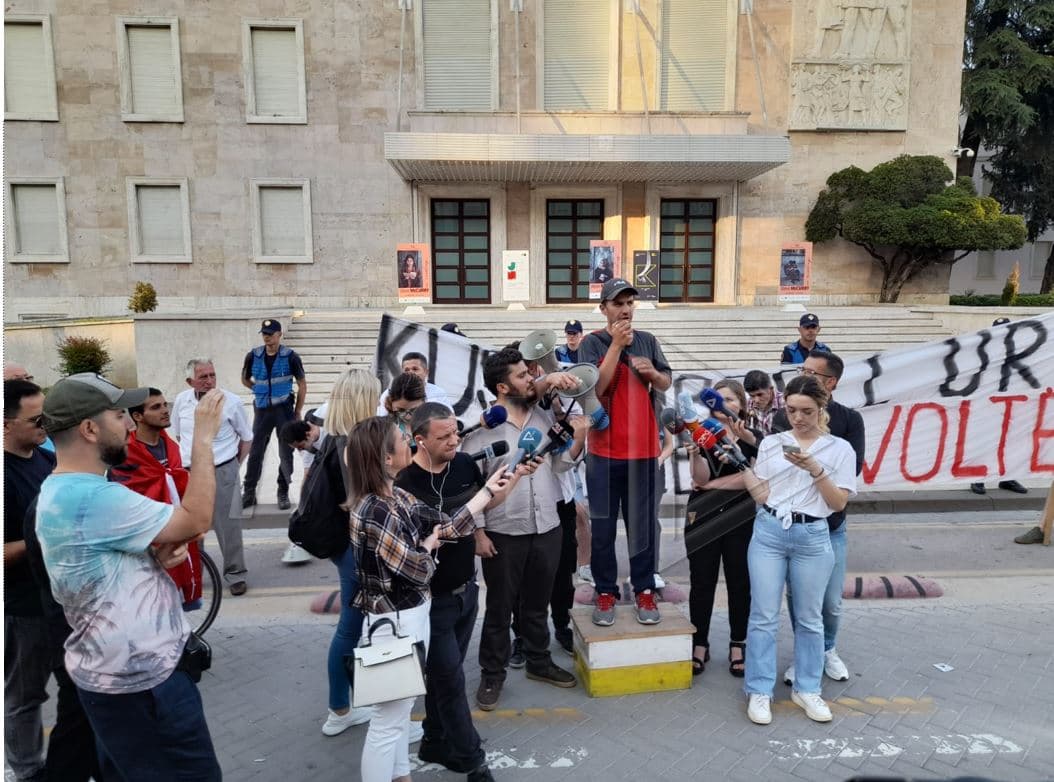 “Pilafi s’mban më ujë”/ Protestë kundër rritjes së çmimeve para Kryeministrisë: Boll më me zhvatje 