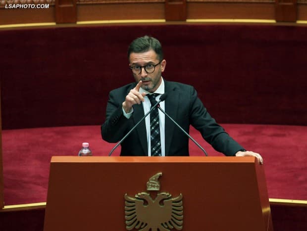 Bujqit kalojnë Braçen në opozitë, socialistët rrëzojnë projektligjin e Agron Dukës (VIDEO)