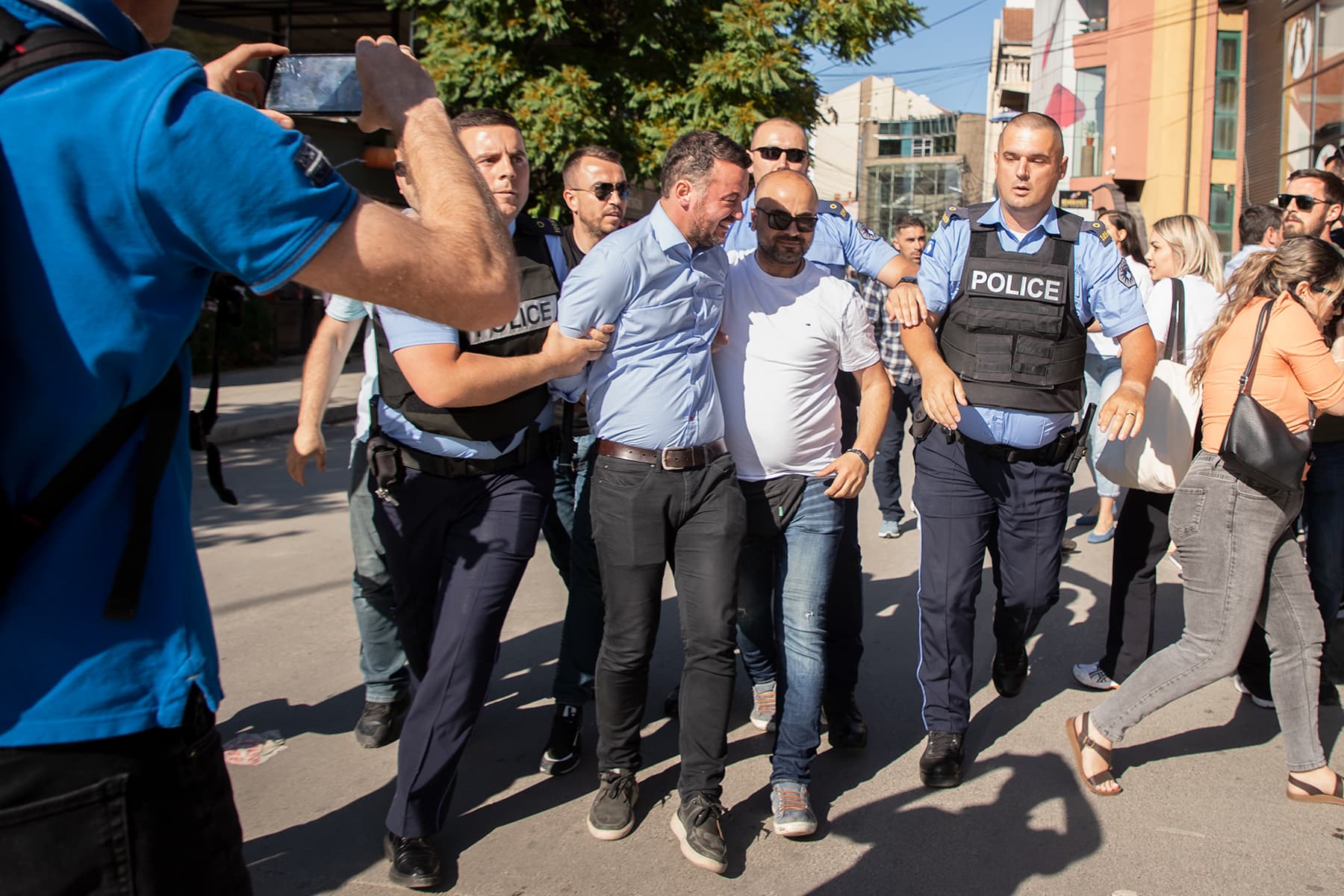 Protesta e veteranëve të UÇK-së në Kosovë/ Policia arreston Dardan Molliqajn