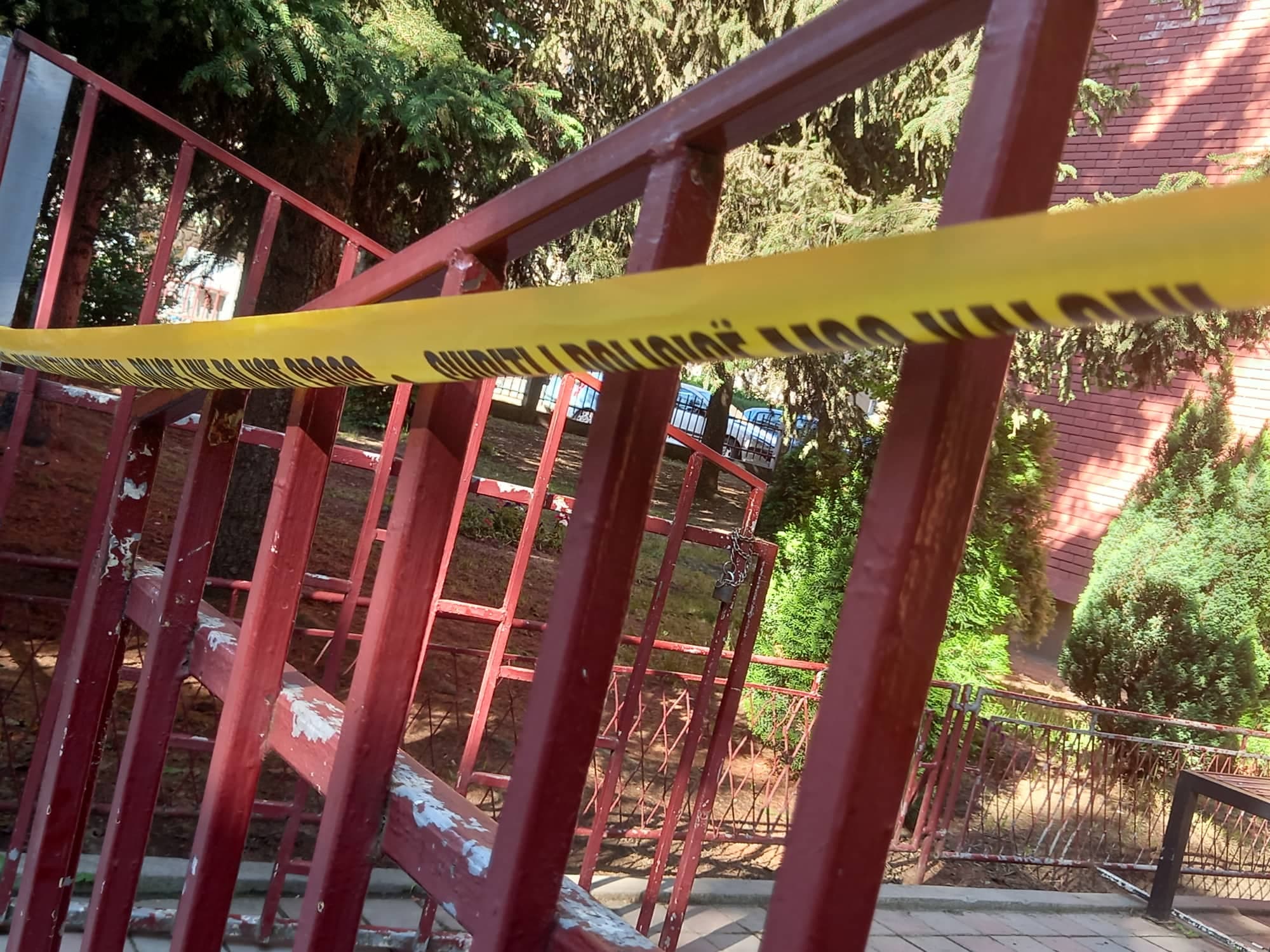 Alarm për bombë, ndërpritet mësimi në disa shkolla të Kosovës