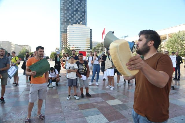 Dita e dytë e protestës/ Protestuesi me bukë në dorë i kërkon qeverisë të ulë çmimet