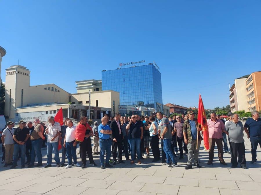 Protestë kundër pr.ligjit për pagën minimale, veteranët e UÇK hyjnë në oborrin e Kuvendit