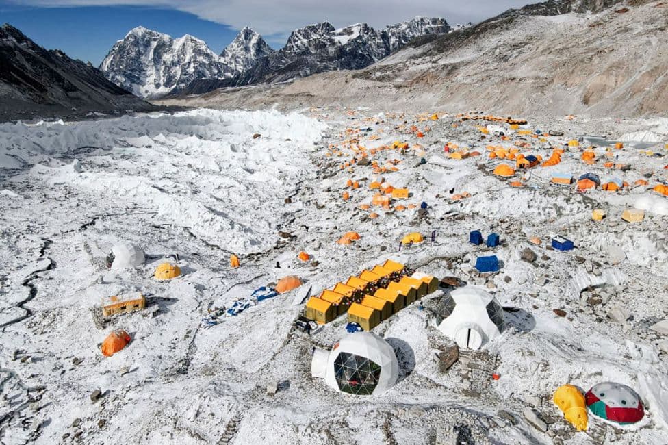 Shkrirja e akullnajave zhvendos kampin bazë të Everestit