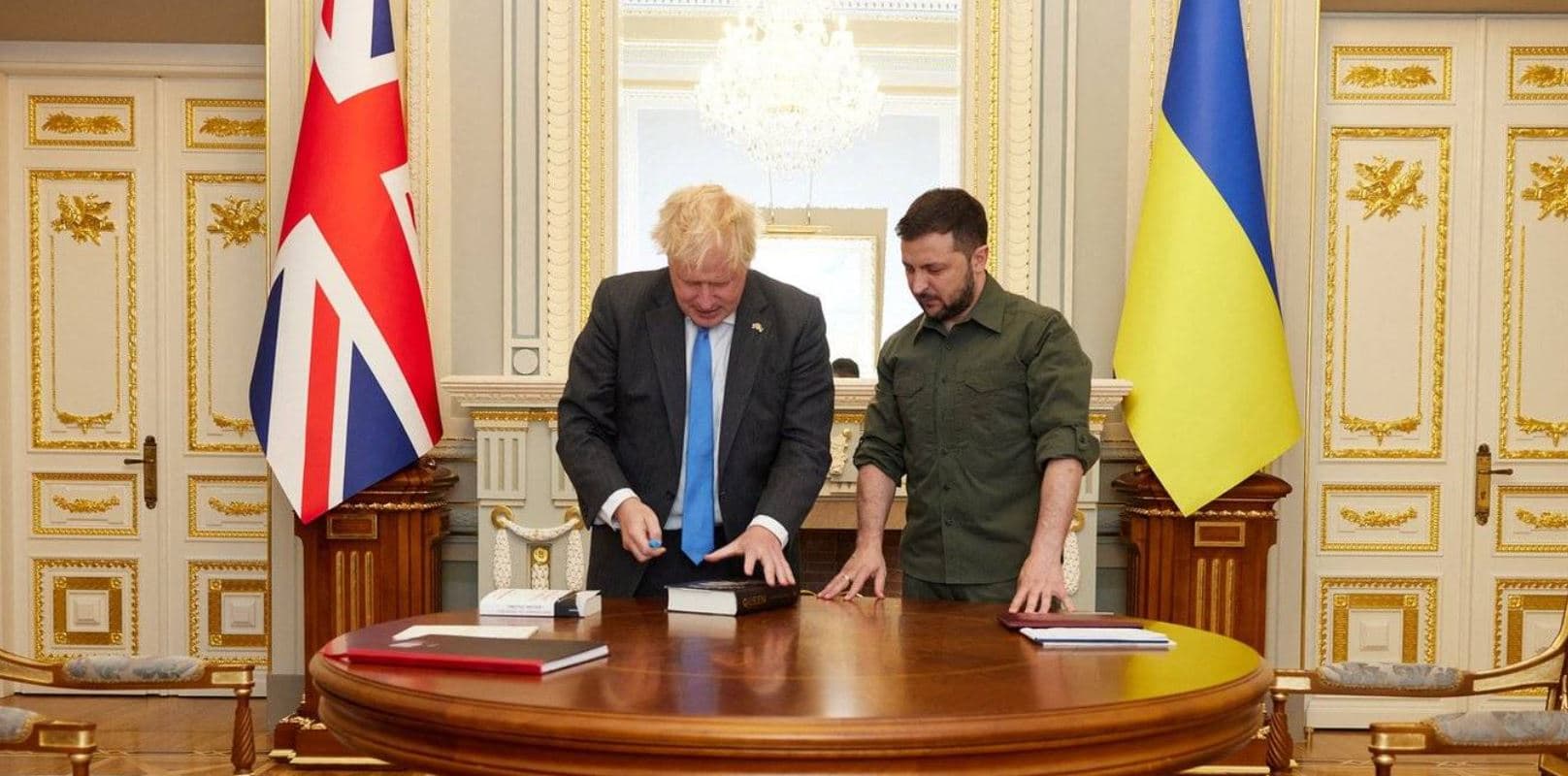 Johnson-Zelenskyt: Do punojmë së bashku për të zhbllokuar grurin ukrainas