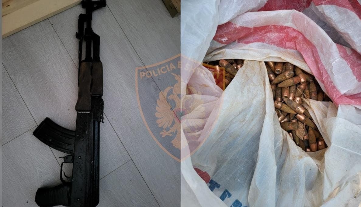 Automatik dhe fishekë në dhomën e gjumit, arrestohet 17-vjeçari