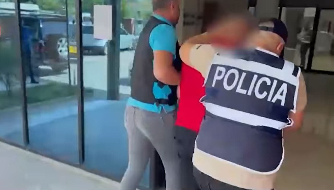 Video/ Shisnin drogë të ndarë në doza në rrugët e Tiranës, 4 të arrestuar