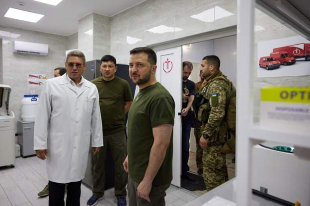 Zelensky viziton qytetin jugor të Ukrainës të shkatërruar nga lufta: Nuk ndalemi për fitoren