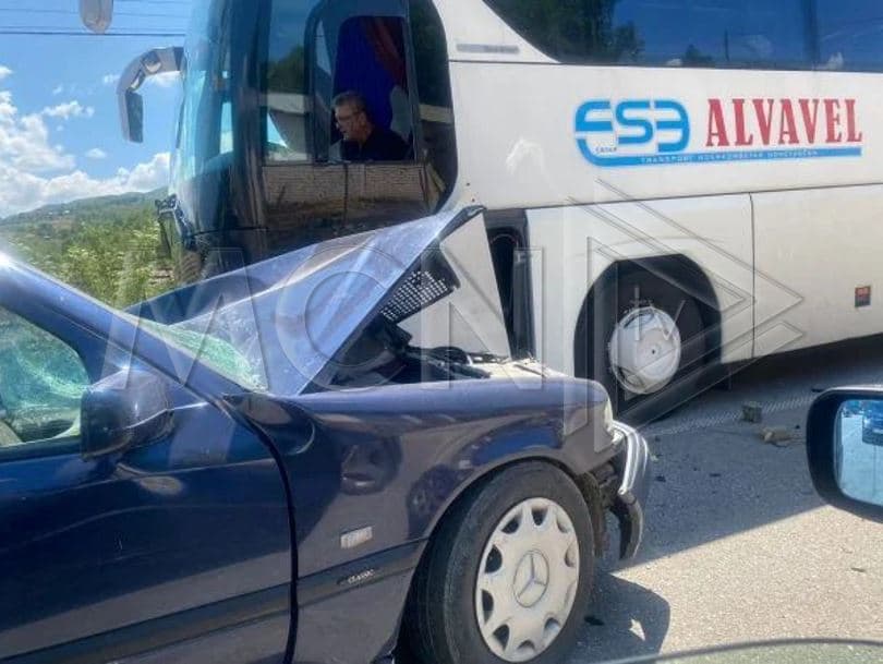 Benzi përplaset me autobusin me targa greke në Elbasan-Përrenjas, plagoset një person (Video)