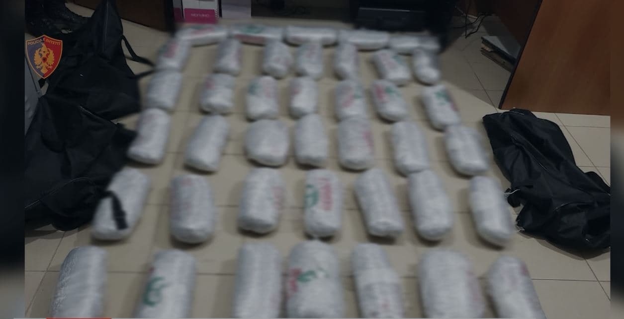Tentuan të trafikojnë 42 kg kanabis në Greqi, dy të arrestuar në Korçë/ Emrat
