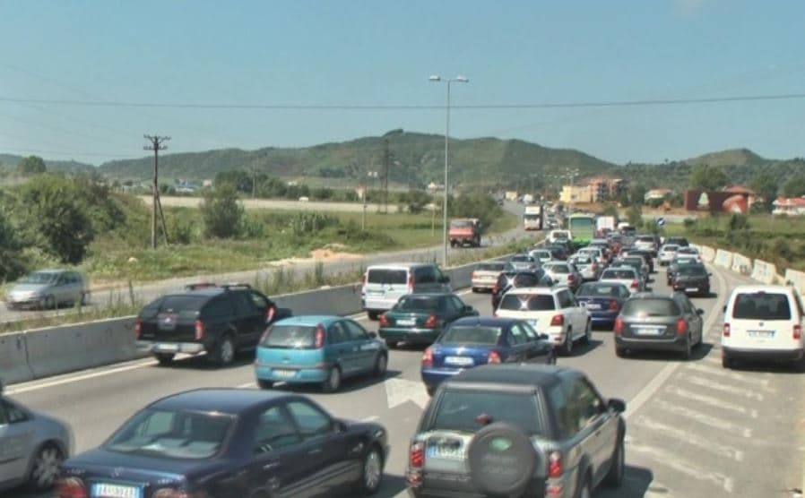 Trafik i rënduar në autostradën Durrës-Tiranë, apeli i Policisë për dy rrugë alternative