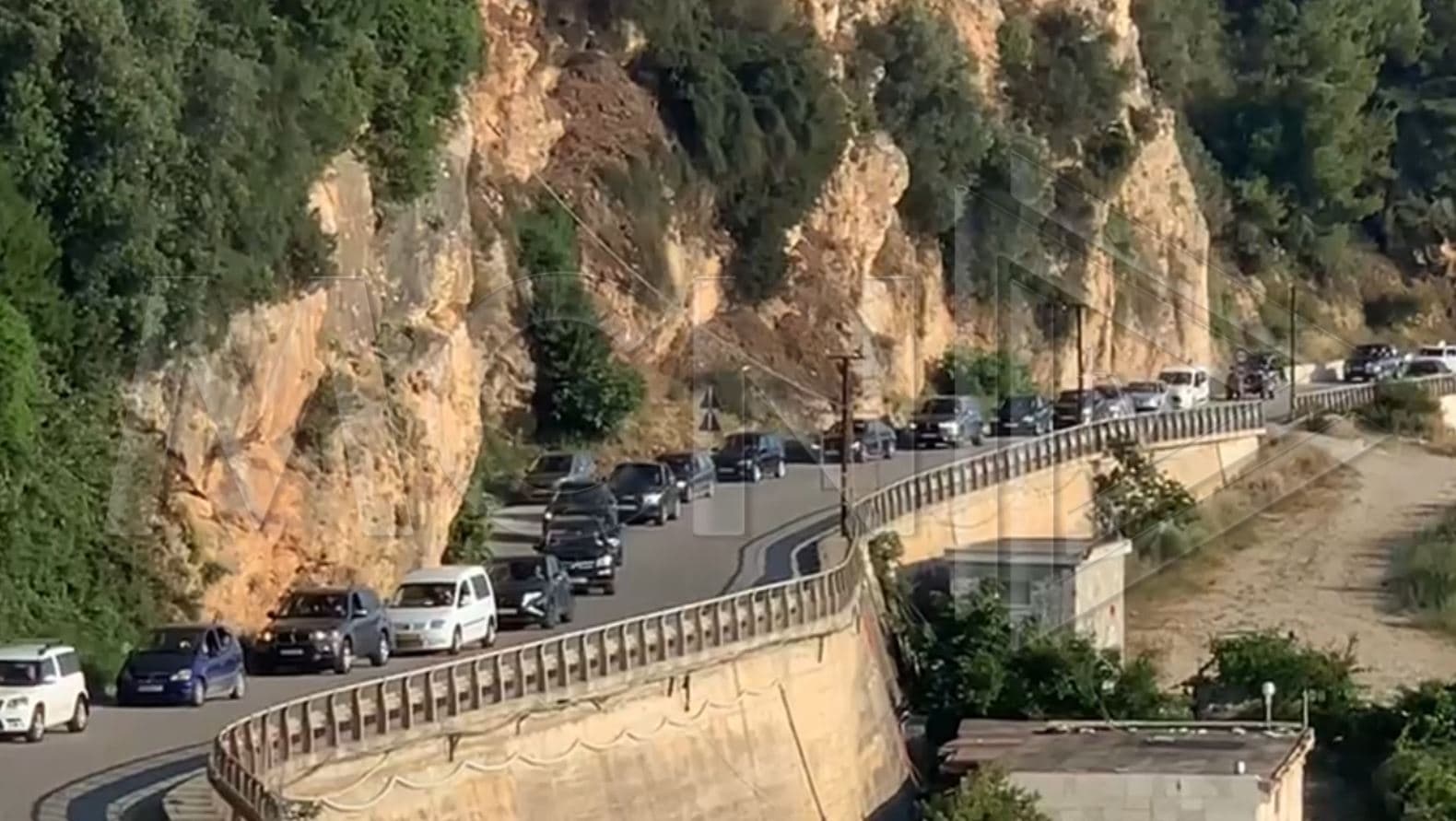 Sezoni i plazhit në Vlorë rikthen trafikun e rënduar në Radhimë Uji i Ftohtë (Video)