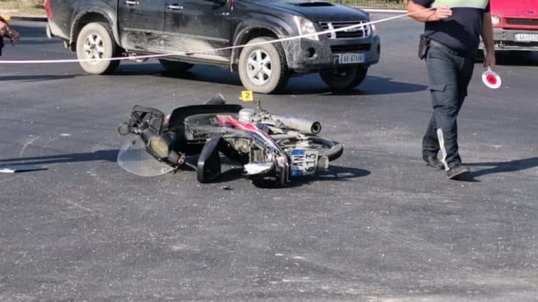 Motori përplaset me makinën në aksin Belsh-Kuçovë, ndërron jetë 15-vjeçari