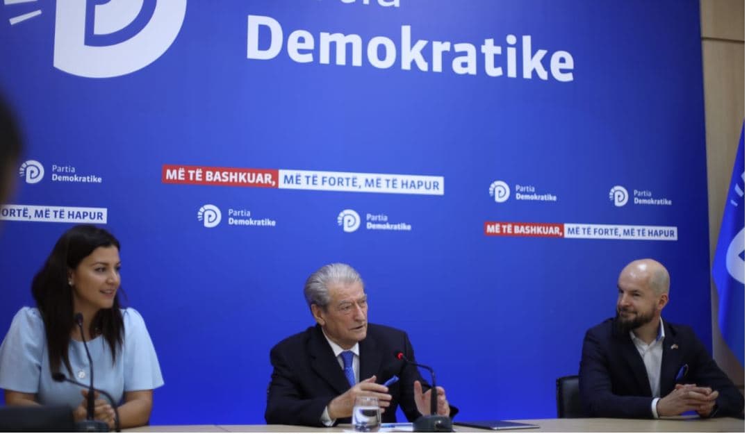  Berisha e prezanton Alfred Lelën si drejtor të ri të Zyrës së Shtypit në PD