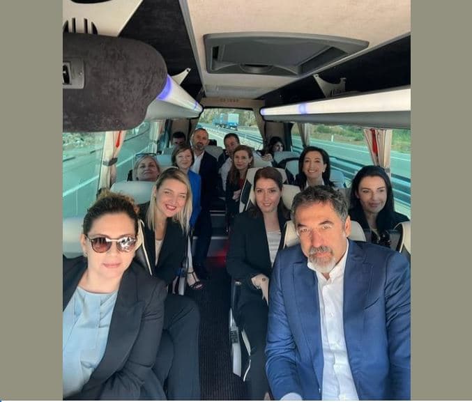 Mbledhja e dy qeverive/ Ministrat shqiptarë nisen me autobus drejt Kosovës