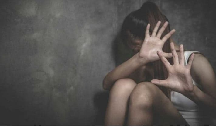 Pranga babait në Devoll, dhunë ndaj vajzës së mitur/ Dyshohet se e ngacmoi seksualisht