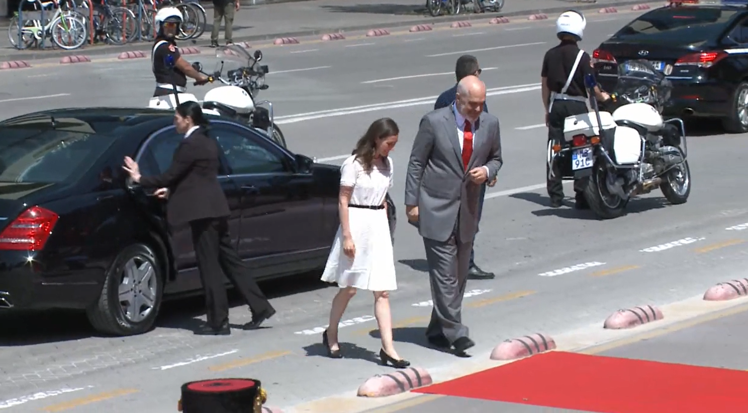 Kryeministrja finlandeze mbërrin në Tiranë, pritet nga Rama me ceremoni zyrtare 
