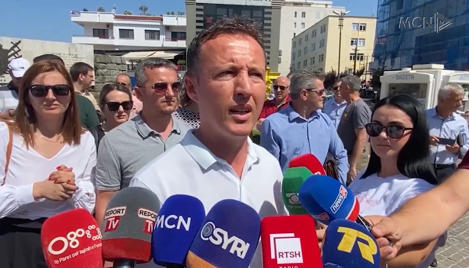 Avokatë e qytetarë në protestë/ Bojkotohen edhe masat e sigurisë në disa gjykata (VIDEO)