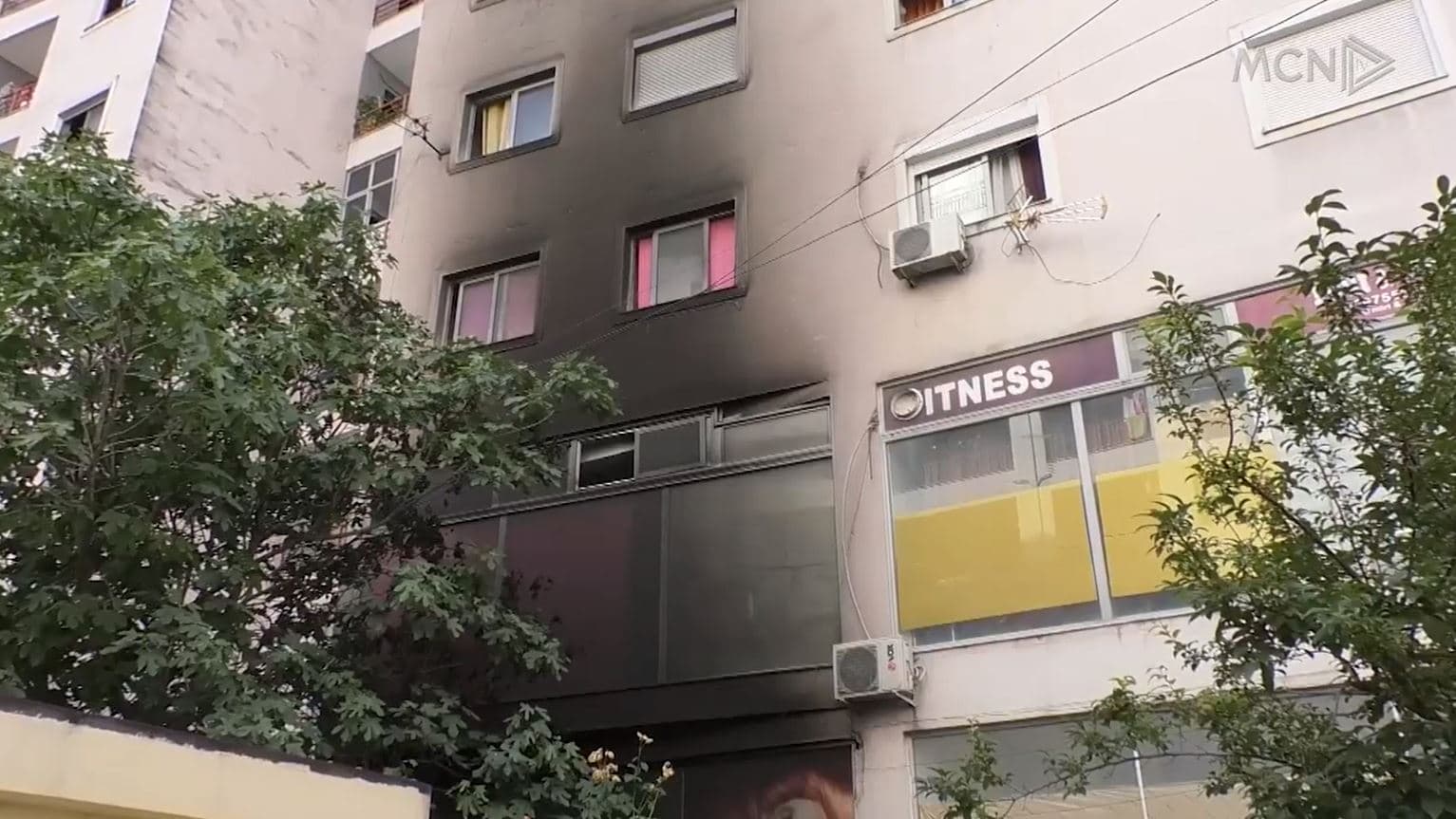 Konflikti i ndërtuesve rrezikon jetën e banorëve/ 8 të lënduar nga zjarri në garazh, qytetarët: Shpëtuam në kohë! (VIDEO)