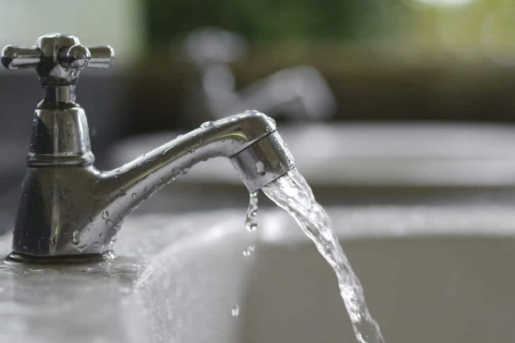 Defekt në linjën e furnizimit, disa zona të Durrësit mbeten pa ujë