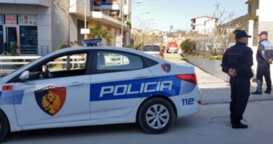 Mbante armë të ftohta në makinë, arrestohet 22-vjeçari në Fier