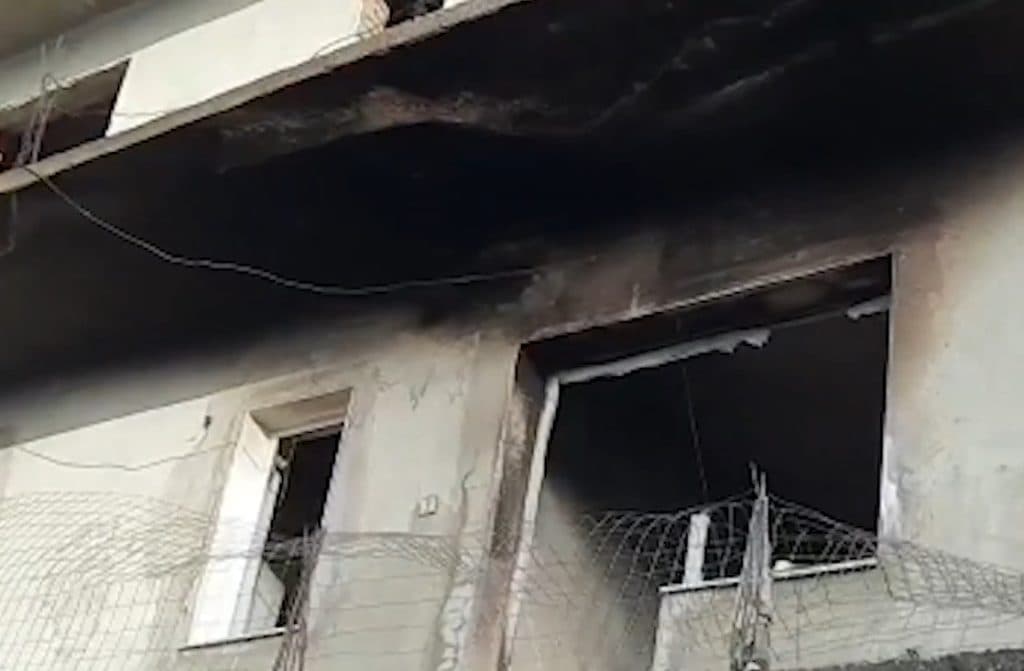 Berat/ Zjarri shkrumbon vilën 3-katëshe, dyshohet se e ndezën fëmijët e lagjes