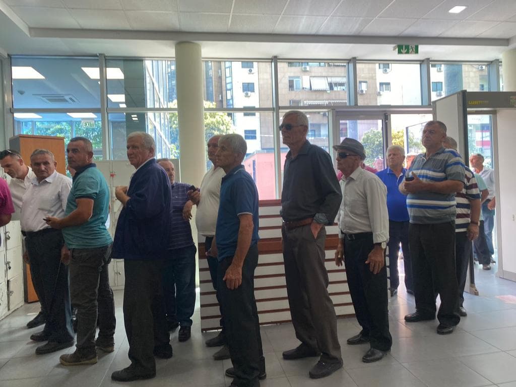 Një fshat i tërë kundër OFL/ Mbi 200 dëshmitarë të Kozarës kërkojnë heqjen e sekuestros së autokombajnave