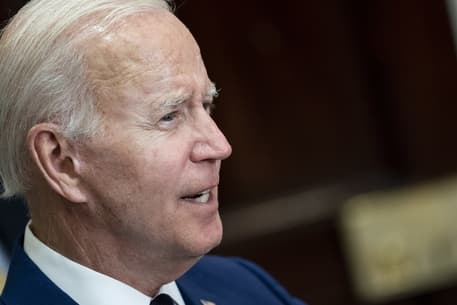 Biden i kërkon Kongresit të pezullojë taksën federale të benzinës
