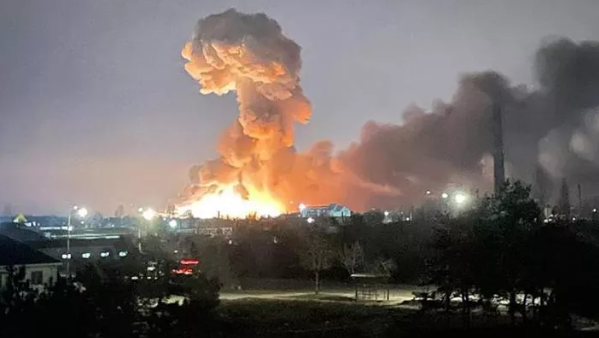 Përfshihet nga flakët rafineria në Rusi, dyshohet se u godit nga një avion pa pilot