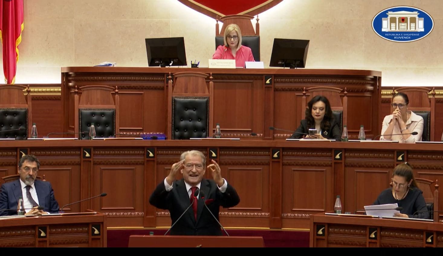 Berisha replikon me Nikollën: Pse ju djeg dënimi i gjenocidit serb?! Kuvendi s’është dyqani yt