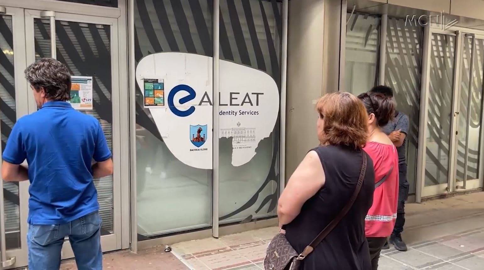 “Aleat” debitor i OSHEE, zyrat pa shërbim/ Qytetarët e Vlorës në radhë, asnjë shpjegim nga kompania (VIDEO)