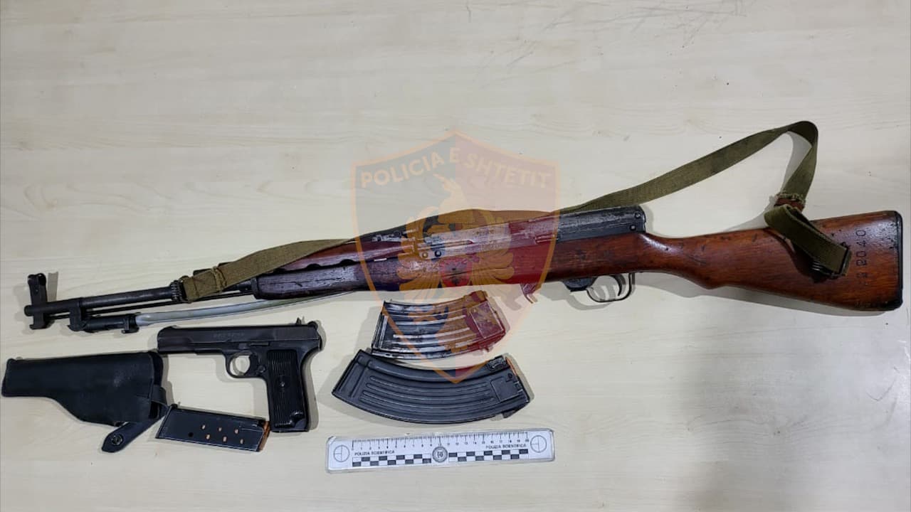 Lëvizte me pistoletë në çantë dhe pushkë në shtëpi, arrestohet një person në Kurbin
