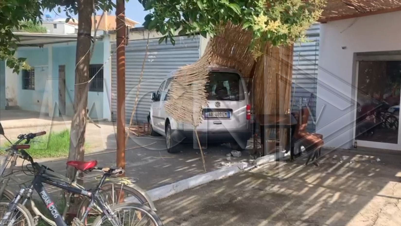  Aksident në Lezhë/ Automjeti del nga rruga dhe përfundon në lokal (VIDEO)